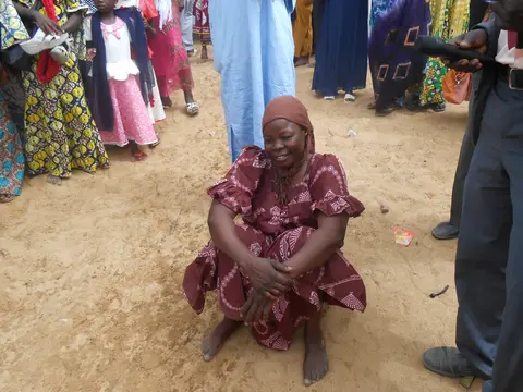Baptême à N'Djaména une fidèle attendant son tour